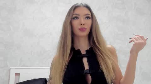 Snapshot of v_deville chatting on 09/19/25, 08:16 Mia online show from 09/19/25, 08:16