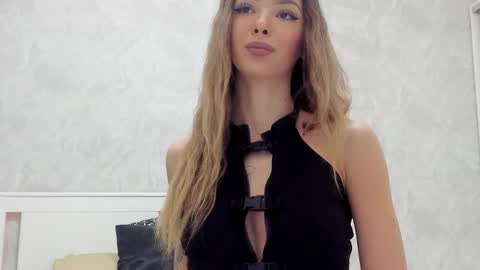 Snapshot of v_deville chatting on 10/27/25, 08:51 Mia online show from 10/27/25, 08:51