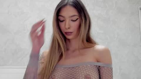 Snapshot of v_deville chatting on 10/30/25, 08:27 Mia online show from 10/30/25, 08:27