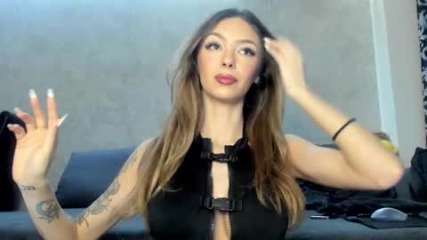 Snapshot of v_deville chatting on 01/19/26, 03:21 Mia online show from 01/19/26, 03:21