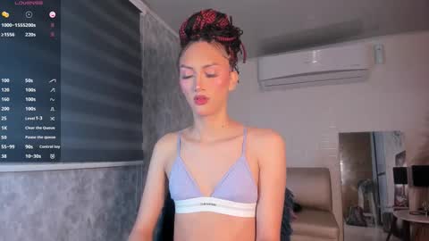 Snapshot of v_suckscock chatting on 10/28/25, 01:47        online show from 10/28/25, 01:47