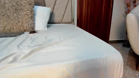 VaiaLowell online show from 02/14/26, 06:15