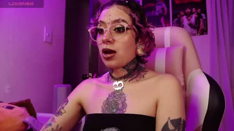 Snapshot of vainilla_l chatting on 01/24/25, 01:03 Vainilla Independent model online show from 01/24/25, 01:03