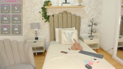 Snapshot of vaiolet__ chatting on 12/10/24, 08:05 Vaiolet online show from 12/10/24, 08:05