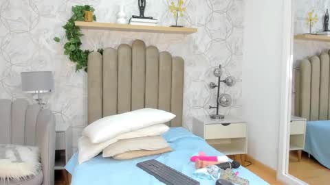 Snapshot of vaiolet__ chatting on 12/30/24, 10:23 Vaiolet online show from 12/30/24, 10:23