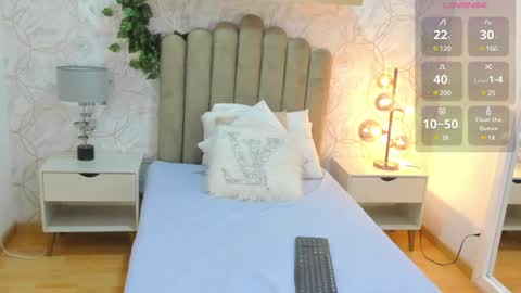 Snapshot of vaiolet__ chatting on 02/03/25, 07:52 Vaiolet online show from 02/03/25, 07:52