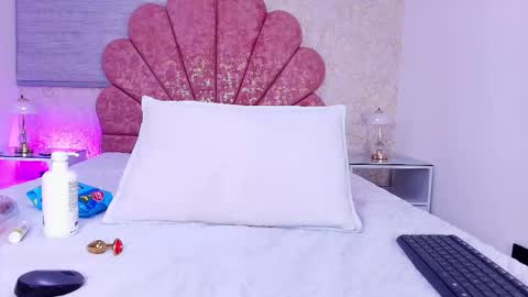 Vaiolet colls online show from 02/15/26, 12:03