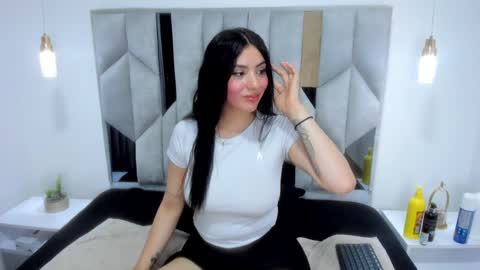 Snapshot of valeentiinaa_ chatting on 12/02/24, 05:48 VALENTINA online show from 12/02/24, 05:48