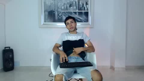 Snapshot of valen_and_paul_ chatting on 11/11/25, 08:42 valen paul online show from 11/11/25, 08:42