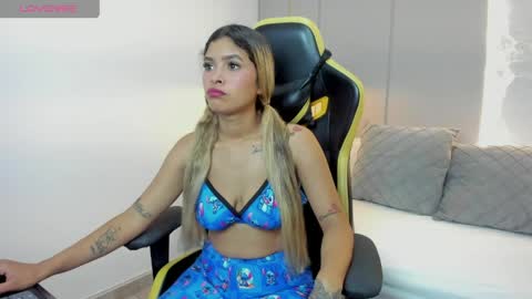 Snapshot of valen_martinez_ chatting on 04/08/26, 12:27 V A L E N online show from 04/08/26, 12:27