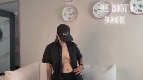 Snapshot of valen_rouse_ chatting on 12/03/25, 12:25 Liam smith online show from 12/03/25, 12:25