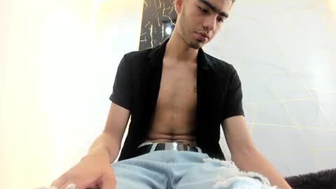 Snapshot of valentin_lux chatting on 04/18/26, 02:37 VALENTIN online show from 04/18/26, 02:37