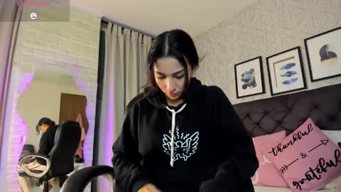 Snapshot of valentina__desire chatting on 05/06/26, 11:48 Valen online show from 05/06/26, 11:48