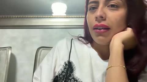 Snapshot of valentina_camposs chatting on 04/24/26, 05:21 valen online show from 04/24/26, 05:21