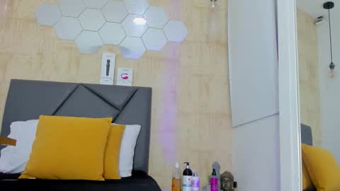 Velentina  online show from 11/02/25, 12:51