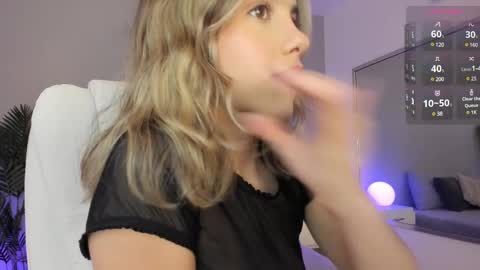 Snapshot of valentina_m17 chatting on 03/11/25, 11:48 VALENTINA online show from 03/11/25, 11:48