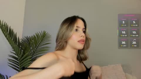 Snapshot of valentina_m17 chatting on 10/10/25, 11:48 VALENTINA online show from 10/10/25, 11:48