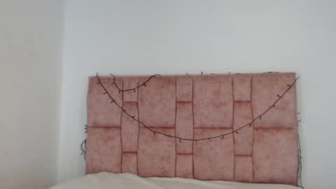 Snapshot of valentinaof chatting on 04/02/26, 01:03 Valen independent model online show from 04/02/26, 01:03