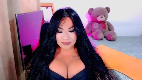 Snapshot of valentinaxqueen chatting on 12/17/24, 08:10    online show from 12/17/24, 08:10