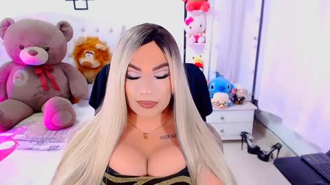 Snapshot of valentinaxqueen chatting on 01/14/25, 10:23    online show from 01/14/25, 10:23