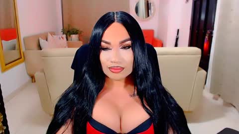 Snapshot of valentinaxqueen chatting on 01/23/25, 01:08    online show from 01/23/25, 01:08