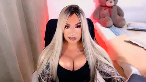 Snapshot of valentinaxqueen chatting on 02/19/25, 02:01    online show from 02/19/25, 02:01