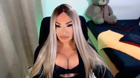 Snapshot of valentinaxqueen chatting on 03/01/25, 02:04    online show from 03/01/25, 02:04