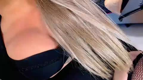 Snapshot of valentinaxqueen chatting on 03/01/25, 05:42    online show from 03/01/25, 05:42