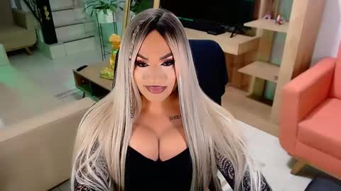 Snapshot of valentinaxqueen chatting on 03/10/25, 02:06    online show from 03/10/25, 02:06
