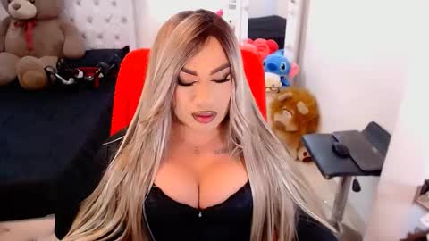 Snapshot of valentinaxqueen chatting on 10/08/25, 10:40    online show from 10/08/25, 10:40
