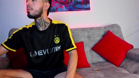 Snapshot of valentino_bel chatting on 04/02/26, 05:21 Nick online show from 04/02/26, 05:21