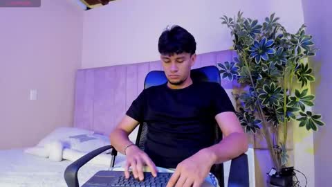 Snapshot of valentino_russo chatting on 02/24/26, 11:30 VALENTINO online show from 02/24/26, 11:30