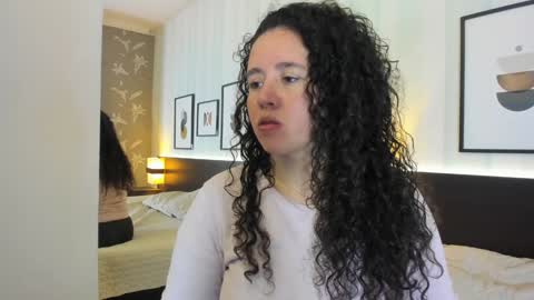 Snapshot of valeriaa_soler chatting on 02/01/25, 11:43 Valeria online show from 02/01/25, 11:43