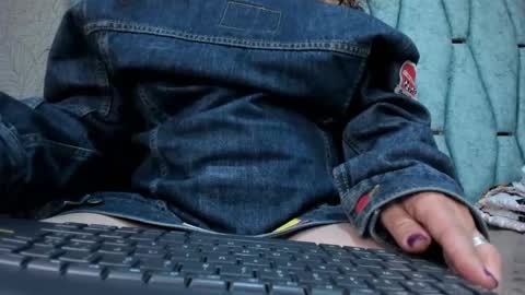 Snapshot of valeriaa_soler chatting on 09/28/25, 10:42 Valeria online show from 09/28/25, 10:42