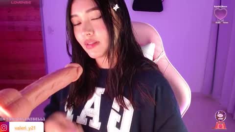 Snapshot of valeribell1 chatting on 12/23/25, 04:21 Valeri online show from 12/23/25, 04:21