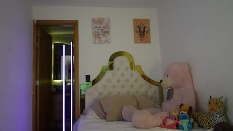 Snapshot of valeriecollinss_ chatting on 12/19/25, 06:04 valeriecollinss_ online show from 12/19/25, 06:04