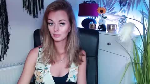 Snapshot of valerieluvsugar chatting on 12/02/24, 01:35 Valerie online show from 12/02/24, 01:35