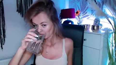 Snapshot of valerieluvsugar chatting on 02/04/25, 11:49 Valerie online show from 02/04/25, 11:49