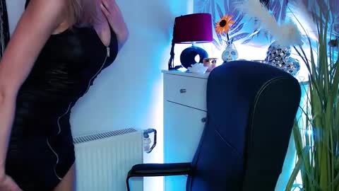 Snapshot of valerieluvsugar chatting on 02/20/25, 11:42 Valerie online show from 02/20/25, 11:42