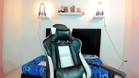 Snapshot of valeriie_pretty chatting on 02/19/25, 02:55 Vale online show from 02/19/25, 02:55