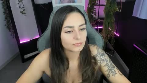 Snapshot of valeriiemills chatting on 10/17/25, 01:09 Valerie online show from 10/17/25, 01:09