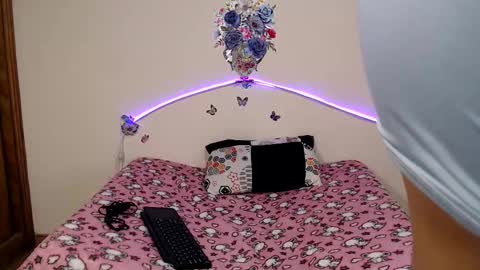 Angelyxs online show from 10/28/25, 08:33