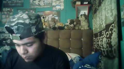 Snapshot of valesh20 chatting on 11/22/25, 02:43 Valesh19 online show from 11/22/25, 02:43