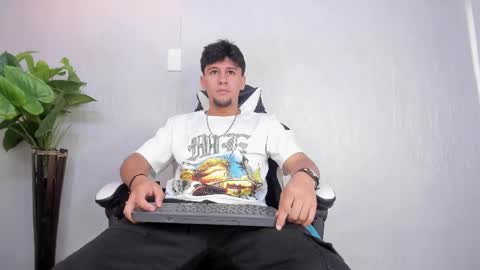 Snapshot of valetino_stonee chatting on 04/01/26, 01:23 Valentino online show from 04/01/26, 01:23
