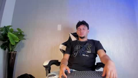 Snapshot of valetino_stonee chatting on 04/05/26, 07:22 Valentino online show from 04/05/26, 07:22