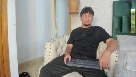 Snapshot of valetino_stonee chatting on 04/11/26, 11:25 Valentino online show from 04/11/26, 11:25