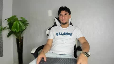 Snapshot of valetino_stonee chatting on 04/14/26, 08:04 Valentino online show from 04/14/26, 08:04