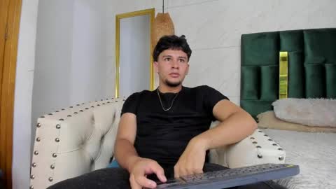 Snapshot of valetino_stonee chatting on 04/25/26, 07:33 Valentino online show from 04/25/26, 07:33