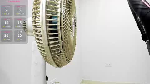 valkiiriaa_ online show from 11/13/25, 03:16
