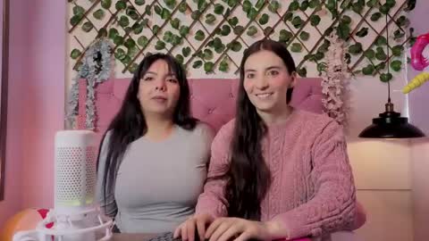 Snapshot of valkiria_and_dione chatting on 04/14/26, 01:06 Valkiria and Dione online show from 04/14/26, 01:06